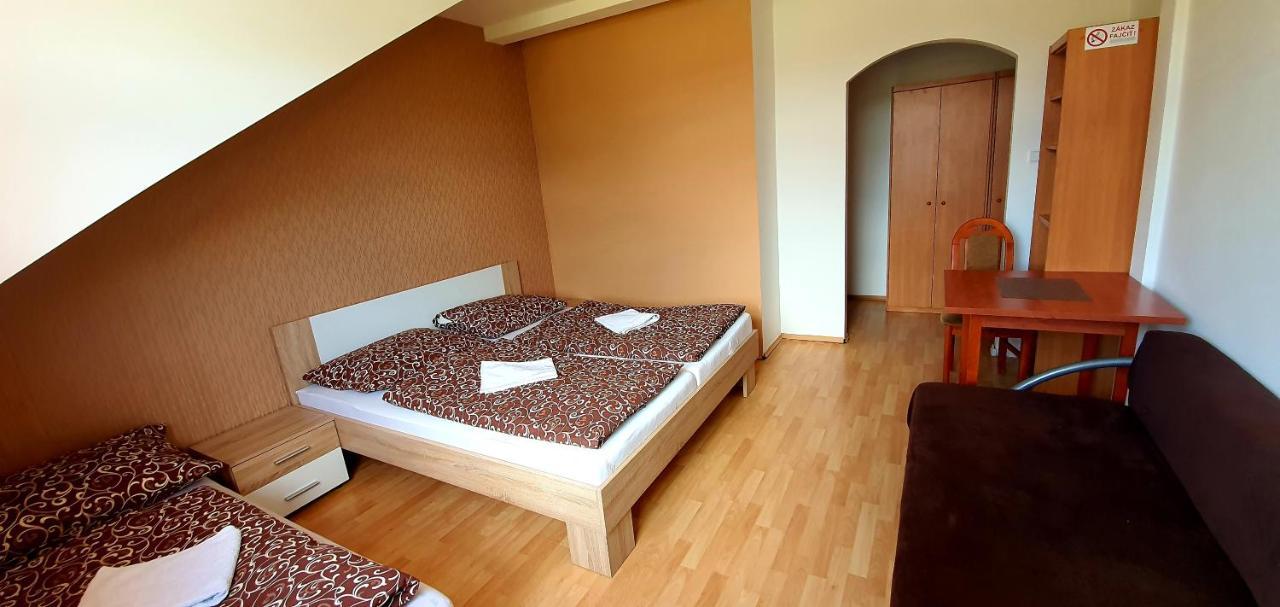 Penzion Highway Hotel Ruzomberok Exterior photo